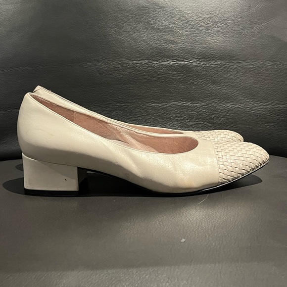 Amalfi Italy Cream Heels with Textured Toe - Picture 2 of 8